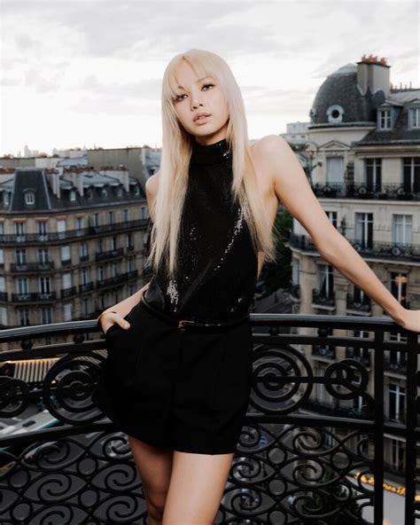 lisa blackpink fashion show